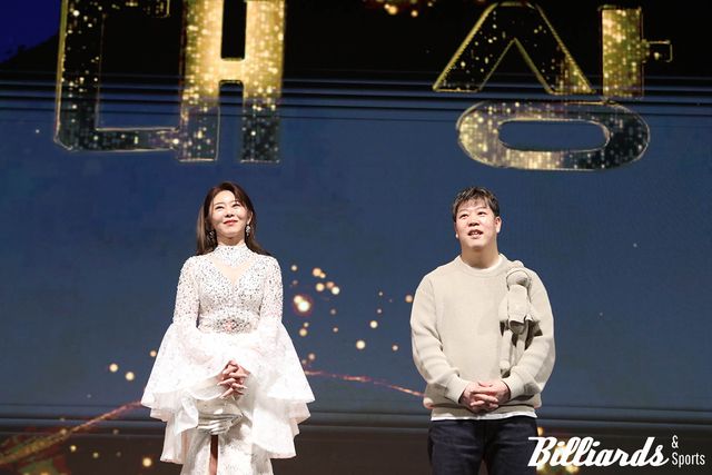 '지난 시즌 'PBA 골든큐 어워즈 2025'에서 영예의 대상을 받은 김가영(LPBA)과 강동궁(PBA). 김가영은 이번 시즌에도 대상을 확정해 3년 연속 PBA 대상을 수상한다. 