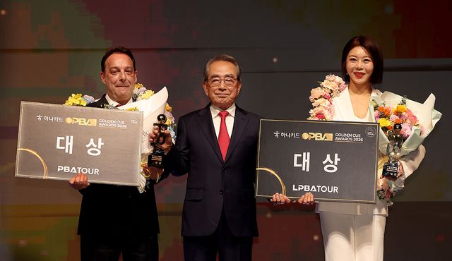 프로당구 시즌 대상을 다니엘 산체스(왼쪽)와 김가영(오른쪽)이 수상했다. 가운데 김영수 PBA 총재.