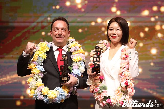 PBA 대상을 수상한 산체스와 김가영이 포즈를 취하고 있다.