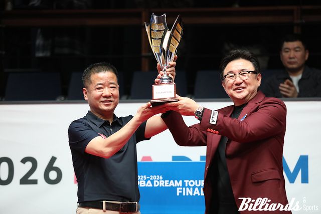 드림투어 파이널 우승 트로피를 들어올리고 있는 이종주와 시상자 PBA 장상진 부총재.