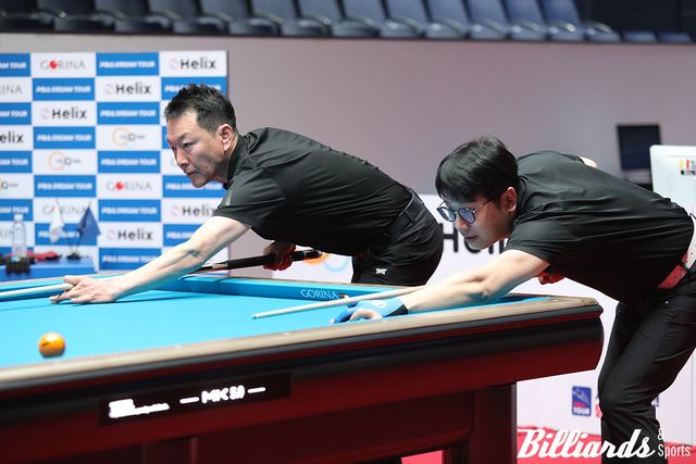 조병찬(왼쪽)과 오성욱(오른쪽)이 뱅킹으로 공격 순서를 정하고 있다.