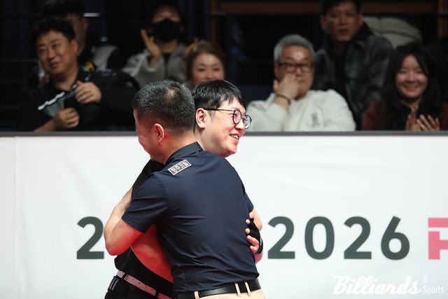 경기 후 포옹을 하고 있는 오성욱과 이종주