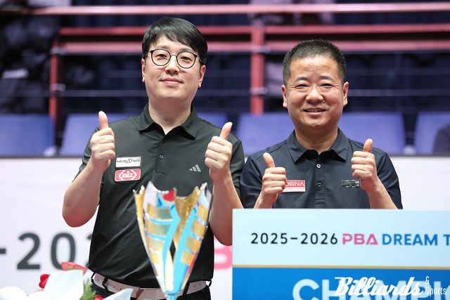 시상식에서 나란히 포즈를 취하고 있는 준우승자 오성욱과 우승자 이종주.