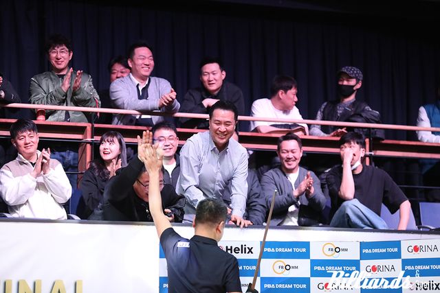 응원한 팬들과 우승의 기쁨을 함께 나누고 있는 이종주.