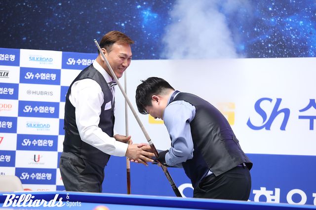 경기 후 조명우에게 축하를 건네는 이장규와 인사하는 조명우