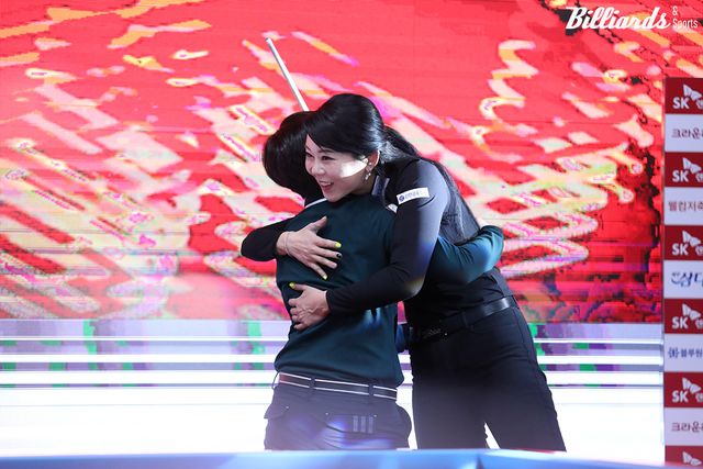 첫 월드챔피언십 결승에서 아쉽게 패한 김가영이 우승을 차지한 김세연(휴온스)을 축하하고 있다.