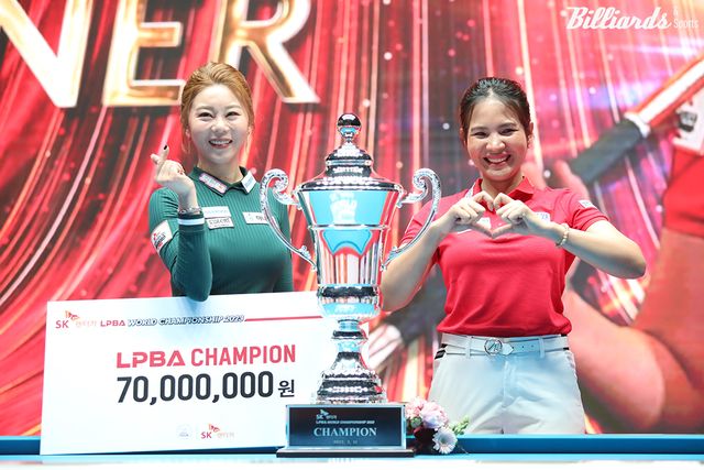 김가영은 21-22시즌 월드챔피언십 결승에서 라이벌 스롱 피아비(오른쪽)를 꺾고 첫 우승을 차지했다.