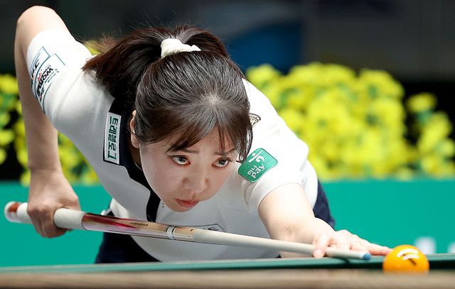 LPBA 투어 은퇴를 선언한 일본의 사카이 아야코(하나카드)가 월드챔피언십 첫 경기에서 지난해 준우승자 김민아(NH농협카드)를 꺾고 1승을 거뒀다.&nbsp; 사진=PBA 제공