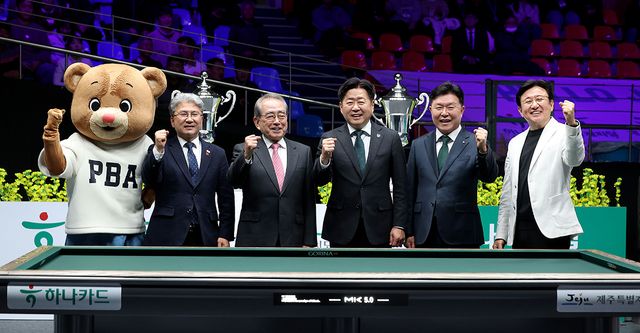 개막식에 참석한 내빈들. 왼쪽부터 제주특별자치도의회 이상봉 의장, PBA 김영수 총재, 제주특별자치도 오영훈 도지사, 하나카드 이완근 그룹장, PBA 장상진 부총재.