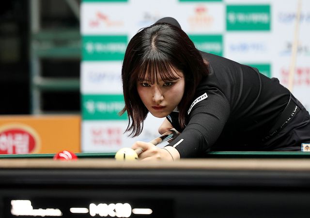 권발해(에스와이)가 LPBA 월드챔피언십 조별리그에서 직전 투어 우승자인 임경진(하이원리조트)을 꺾고 월드챔피언십에서 첫 승리를 거뒀다.&nbsp; 사진=PBA 제공