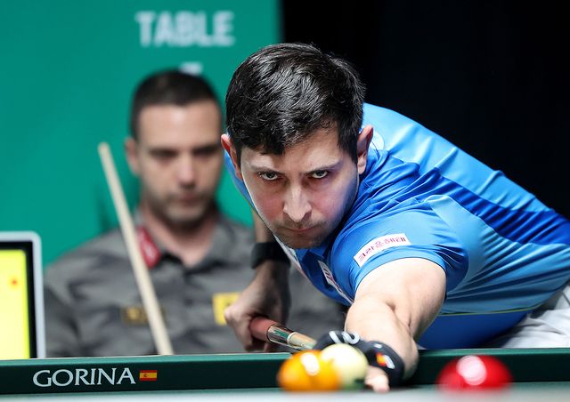 다비드 마르티네스(크라운해태)는 하비에르 팔라손(휴온스)에게 세트스코어 0-2에서 3-2의 극적인 역전승을 거뒀다.