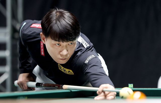 최성원(휴온스)이 9일 열린 PBA 월드챔피언십 조별리그 두 번째 경기에서 응우옌꾸옥응우옌(하나카드)을 3-1로 제압하며 16강행 불씨를 살렸다.&nbsp; 사진=PBA 제공