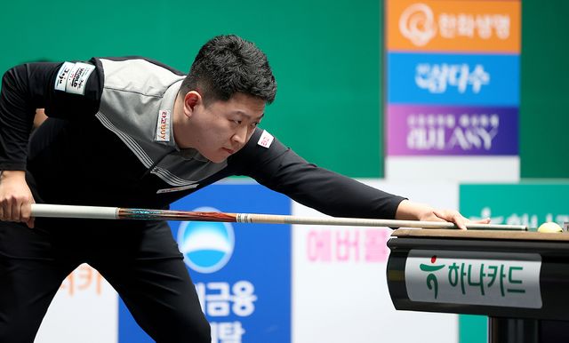 시즌 랭킹 32위로 막차를 탔던 조건휘(SK렌터카)는 2승을 거두며 A조 1위로 16강에 진출했다.