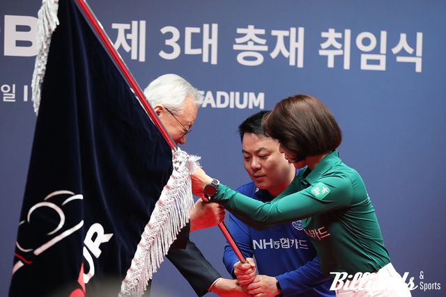 조재호와 김가영이 선수 대표로 협회기를 전달하고 있다.