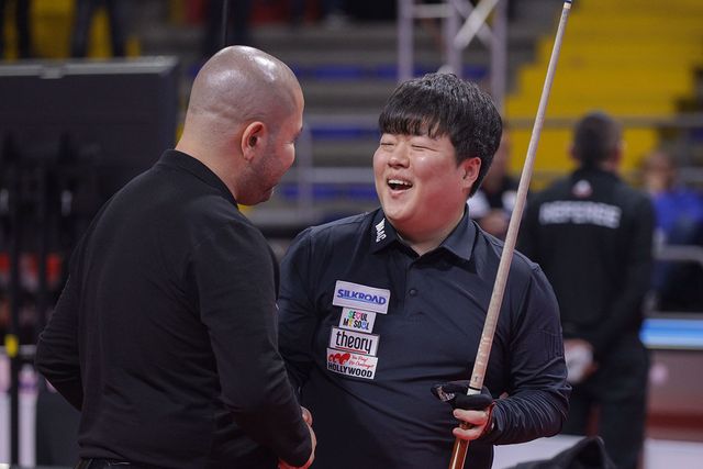 조명우가 비롤 우이마즈와 경기 후 웃으며 악수를 하고 있다.