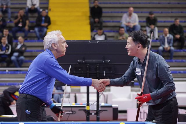 마르코 자네티와 경기 전 인사를 나누는 최완영