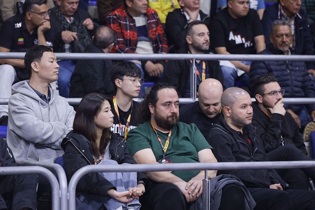 윗줄 왼쪽부터 한국의 최완영과 권미루가 조명우의 경기를 지켜보고 있다.&nbsp;