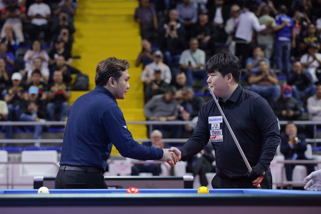 결승에 앞서 악수를 나누는 조명우와 쩐타인룩.