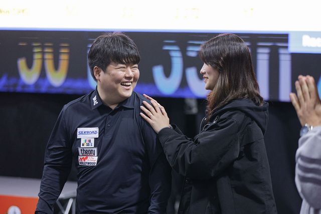 용현지의 축하를 받으며 환하고 웃고 있는 조명우