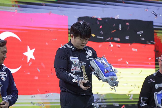 보고타 당구월드컵 시상대에 오른 조명우가 감격스러운 표정으로 개인 통산 4번째 우승 트로피를 바라보고 있다. 사진=SOOP 제공