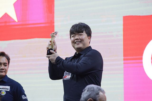 조명우는 한국 선수 최초로 남마에서 우승트로피를 받았다.
