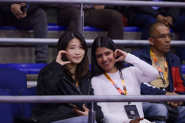 보고타 당구월드컵 관중석에서 포즈를 취하고 있는 용현지. 사진=SOOP