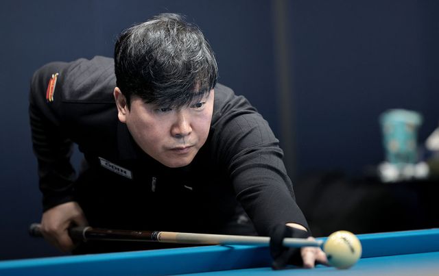 유일하게 2점대의 애버리지를 기록하며 전체 1위로 PBA 큐스쿨 2라운드 최종일을 통과한 장남국. PBA 제공