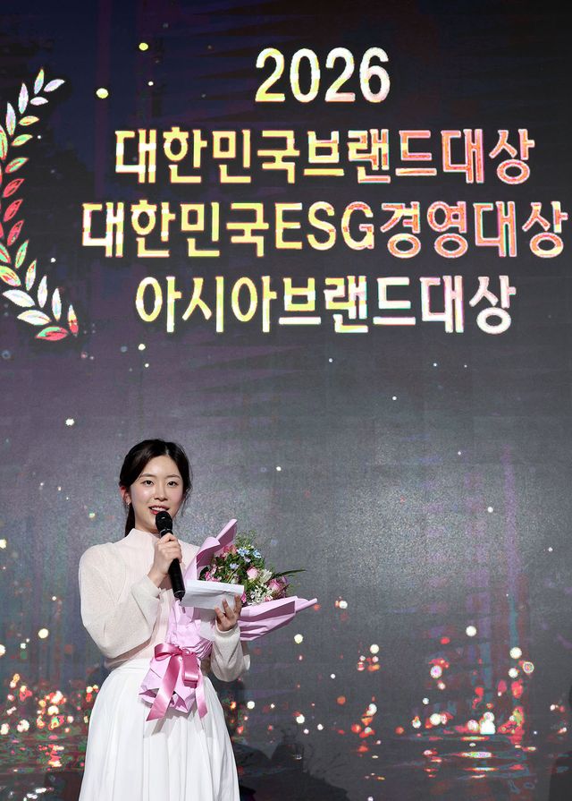22일 서울 올림픽파크텔에서 열린 '2026 대한민국 브랜드대상' 시상식에서 LPBA 정수빈(NH농협카드)이 수상 소감을 말하고 있다. PBA 제공