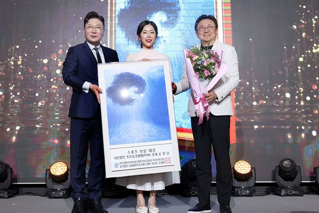 22일 서울 올림픽파크텔에서 열린 '2026 대한민국 브랜드대상' 시상식에서 스포츠부문 최초 브랜드 대상을 수상한 PBA. 왼쪽부터 조세현 한국브랜드협회 회장, LPBA 정수빈, PBA 장상진 부총재. 사진=PBA 제공