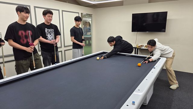 정수빈에게 원포인트 레슨을 받은 학생들이 미니게임을 하고 있다.