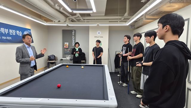 PBA 김영진 전무이사(오른쪽)가 23일 서울 강남구 PBA 라운지에서 한양대학교 스포츠산업과학부 학생들을 상대로 강연을 진행하고 있다. PBA 제공