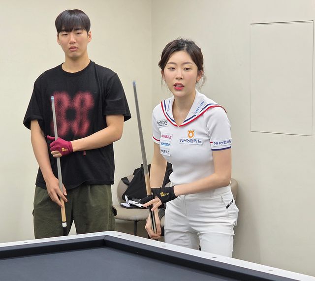 정수빈이 학생들에게 원포인트 레슨을 진행하고 있다.