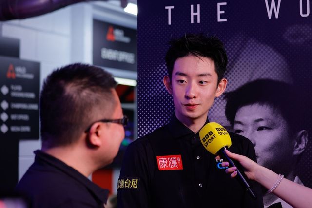 우이제는 8강에서 돌풍의 주역 바파에이와 준결승 진출을 다툰다. 사진은 승리 후 BBC와 인터뷰하는 우이제.