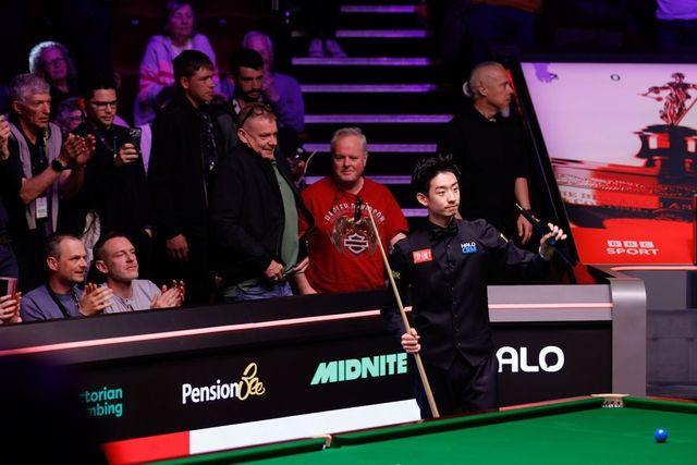 16강에서 마크 셀비(잉글랜드)를 꺾고 8강에 올라온 우이제(중국).