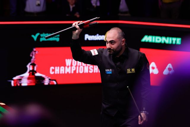 이란의 최초 프로 스누커 선수 호세인 바파에이(32)가 월드스누커 세계랭킹 1위 주드 트럼프(잉글랜드)를 한 프레임 차로 꺾는 이변을 연출하며 월드챔피언십 8강에 진출했다.&nbsp; 사진=WST 제공