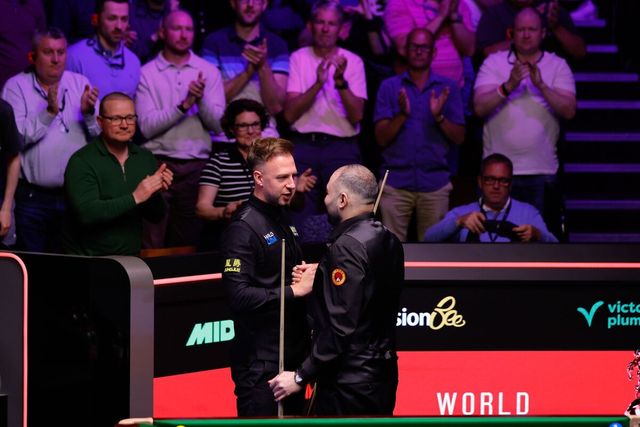 승리 후 트럼프와 인사하는 바파에이.