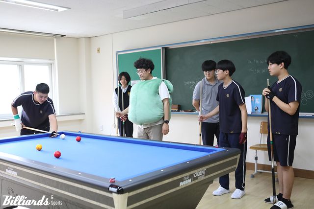 당구 전문 지도자 '빌리언트쌤'에게 당구를 배우는 송탄중학교 학생들.