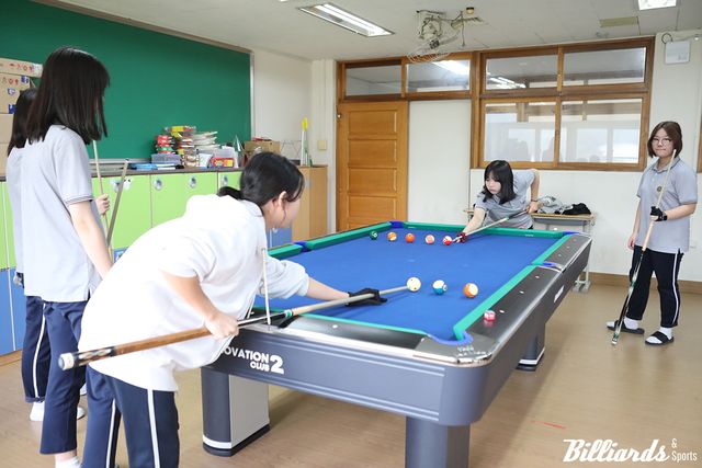 대한당구연맹이 진행한 'KBF 아이리그(i-League)'를 통해 당구를 배우고 있는 송탄중학교 학생들. 사진=빌리어즈앤스포츠 DB