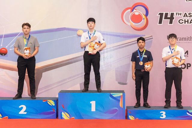 U-22 시상식에서 우승자 김도현과 공동 3위 김건윤이 애국가가 울려 퍼지자 가슴에 손을 얹고 태극기를 바라보고 있다.