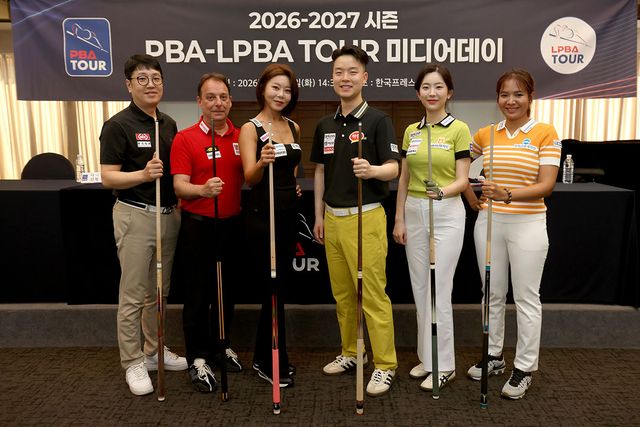 (왼쪽부터) 오성욱, 다니엘 산체스, 김가영, 김영원, 정수빈, 스롱 피아비가 12일 서울 중구 한국프레스센터에서 열린 '2026-27시즌 PBA-LPBA투어 미디어데이'에서 기념 사진을 찍고 있다. 사진=PBA 제공