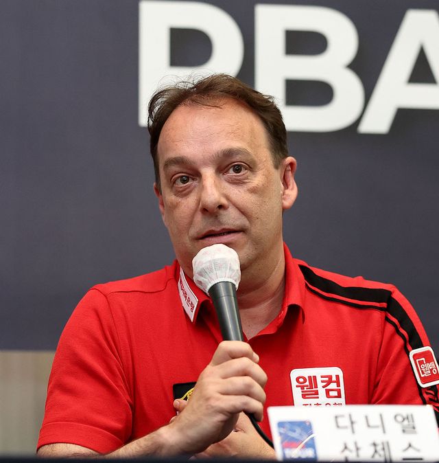 다니엘 산체스가 12일 서울 중구 한국프레스센터에서 열린 '2026-27시즌 PBA-LPBA투어 미디어데이'에서 취재진의 질문에 답하고 있다.