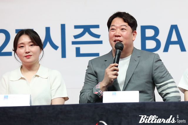 SK렌터카의 해체로 '동료에서 적으로' 만나는 강지은과 강동궁이 나란히 앉아 기자회견에 취재진의 질문에 답하고 있다.