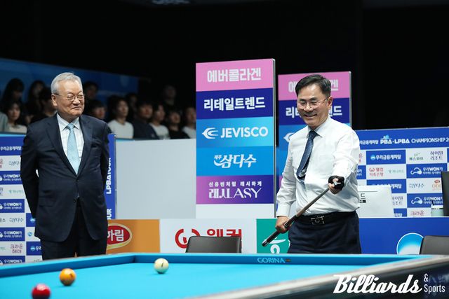 시타하는 타이틀스폰서 우리금융캐피탈의 기동호 대표이사.