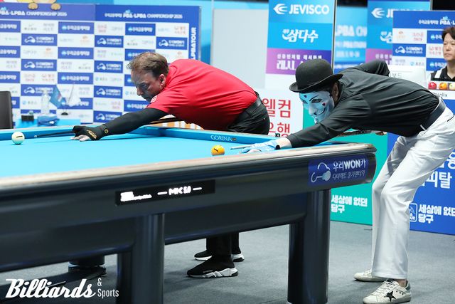 다니엘 산체스와 뱅킹을 하고 있는 해커