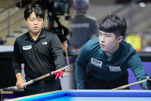 한국의 10대 듀오 김현우(좌)와 김도현(우)이 '호찌민 당구월드컵'에서 조 1위로 PPQ(2차 에선)를 통과하고 최종 예선(Q라운드) 진출을 노린다. 사진=SOOP 제공
