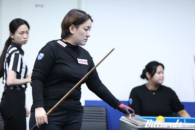 풀세트 접전 끝에 박정현을 꺾고 8강에 오른 히가시우치 나쓰미.