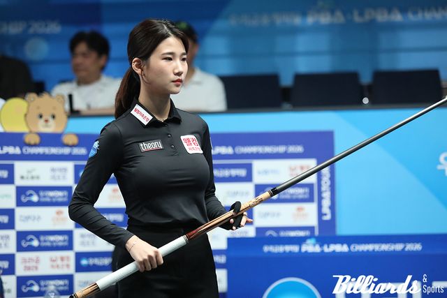 김민아와 8강전에서 맞붙은 용현지가 샷을 앞두고 생각에 잠겨 있다.