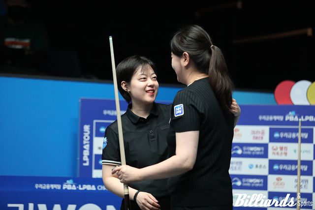 경기가 끝난 후 김민아를 축하해주고 있는 이화연.