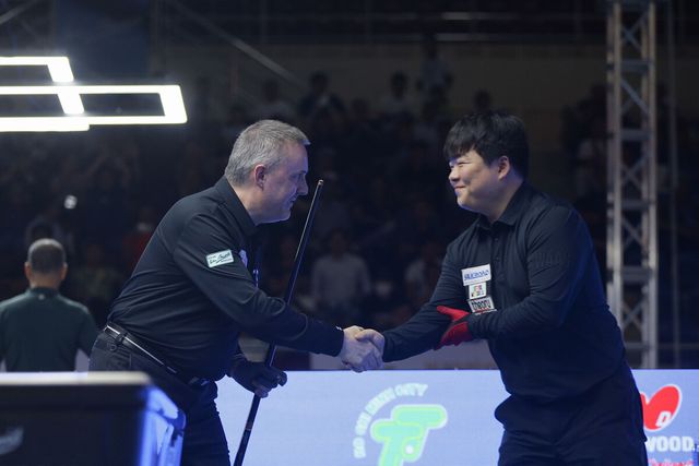16강전에서 조명우는 쿠드롱과 명승부 끝에 아쉽게 패했다. 사진은 경기 후 쿠드롱과 웃으며 악수하는 조명우.