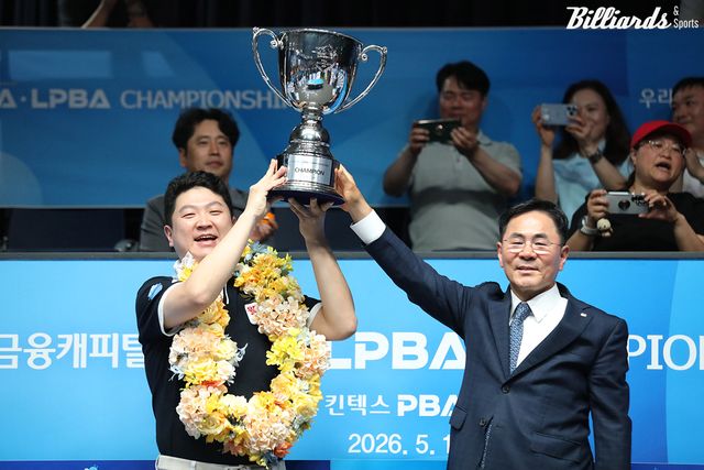 우리금융캐피탈 기동호 대표이사에게 우승트로피를 받은 조건휘.